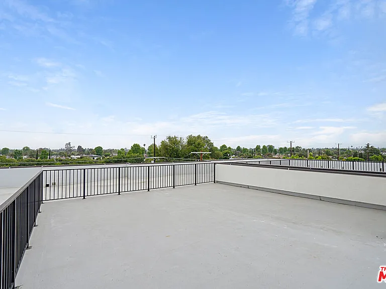 6144 Whitsett Ave #302 — Photo 34