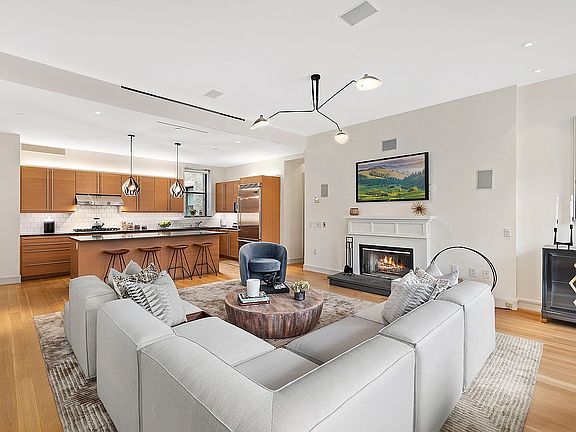 3rd image of 231 17th St Unit 8