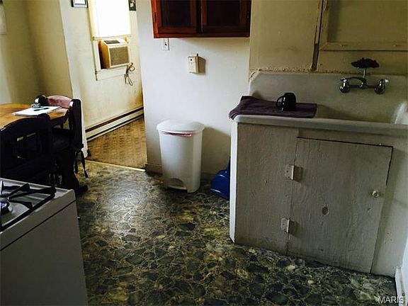 3rd image of 802 Towle St