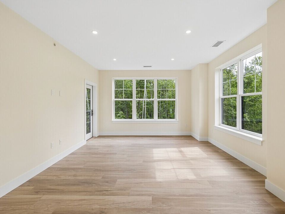 1BR, 1BA - 937SF - Living Room