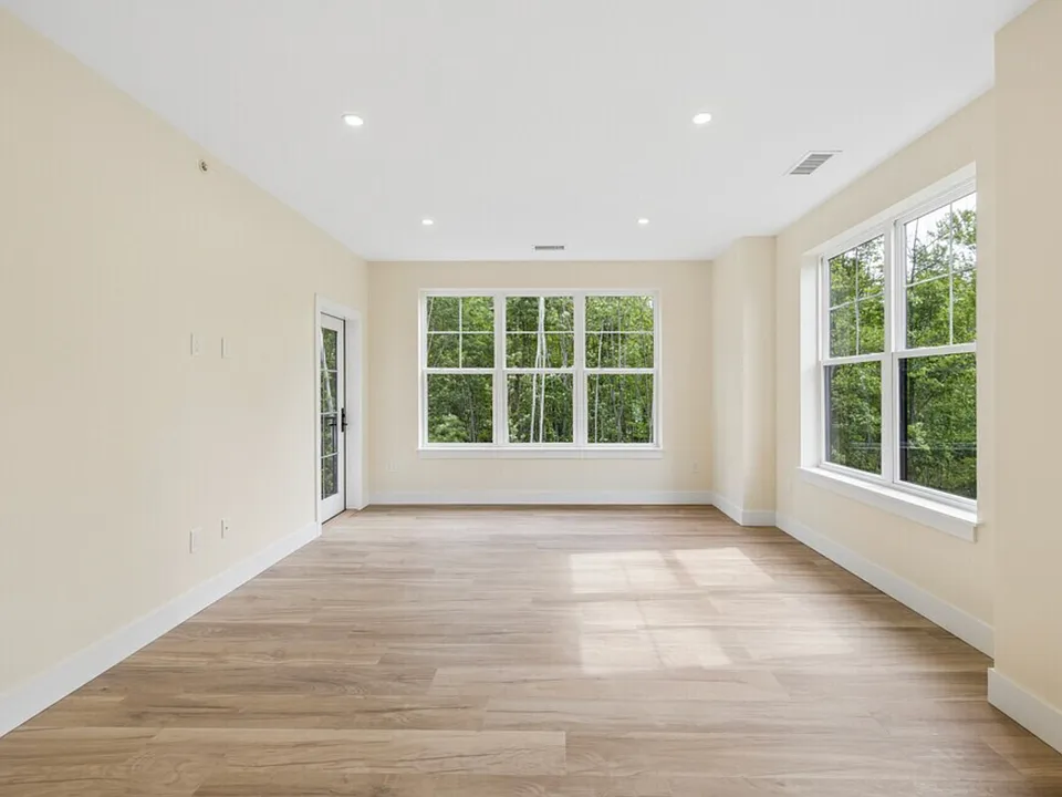 1BR, 1BA - 937SF - Living Room