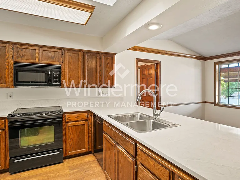 10435 N Iroquois Ct — Photo 2