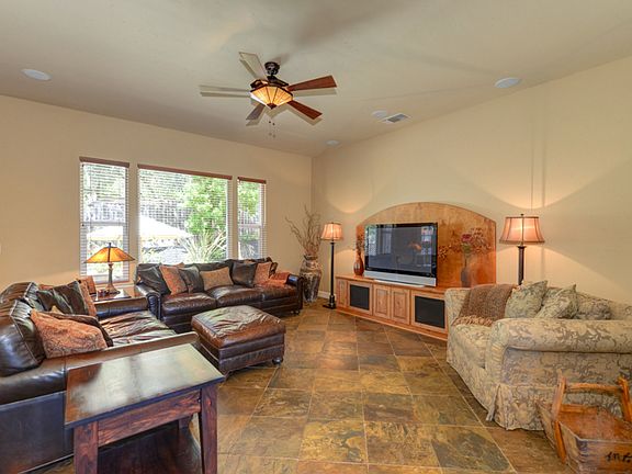 4th image of 2592 Crown Dr