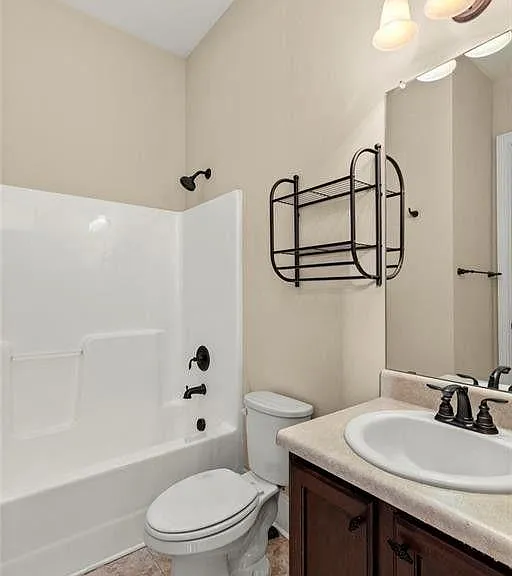 591 Heywood St — Photo 15