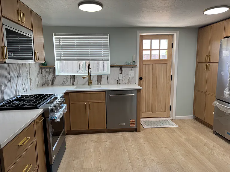 155 N 200 E — Photo 11