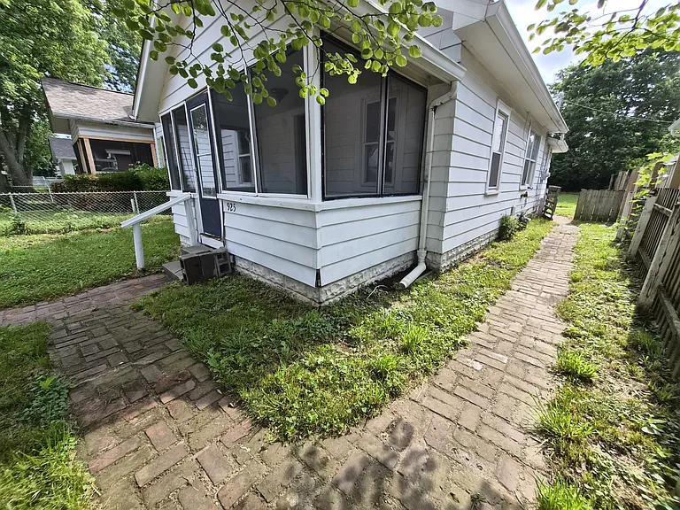 925 N Somerset Ave — Photo 2