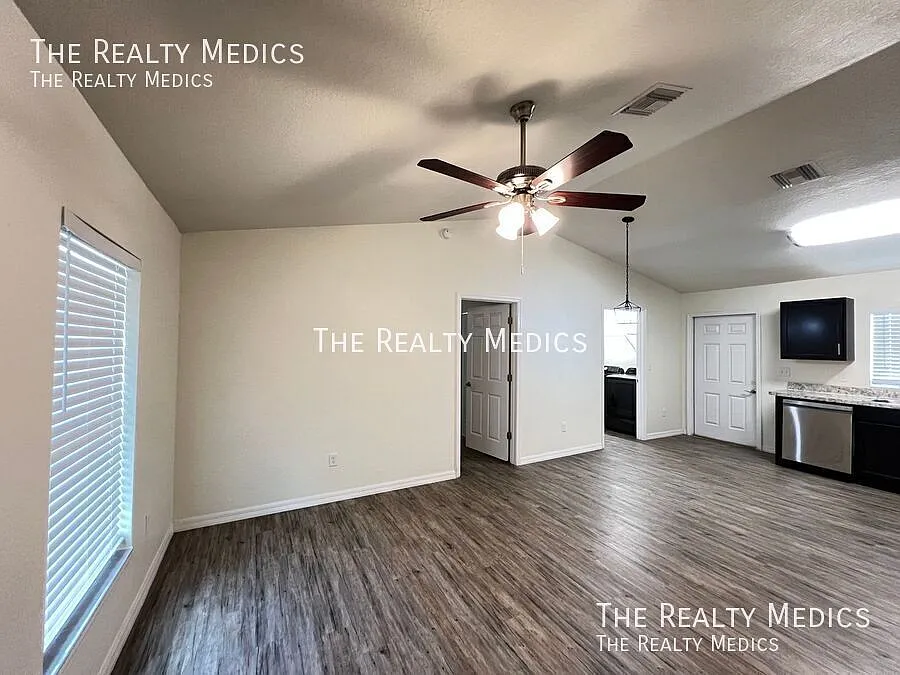 Beautiful 3 BD/2BA Home in Beautiful Ocala — Photo 2