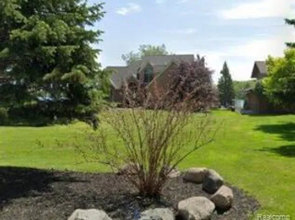 29113 E River Rd, Grosse Ile, MI 48138