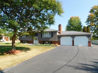 6879 Errick Rd, North Tonawanda, NY 14120