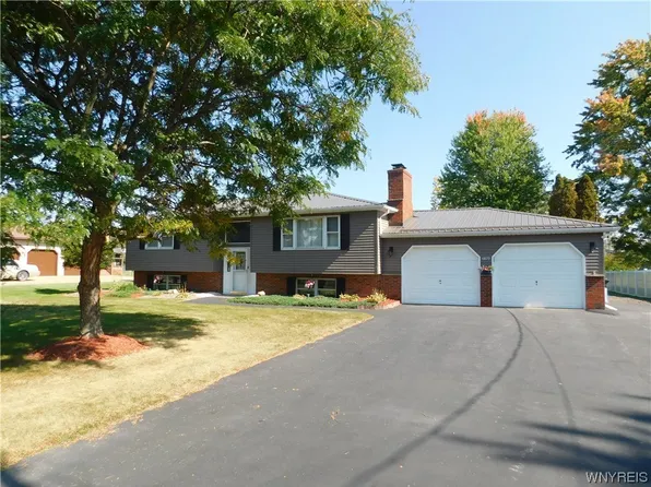 6879 Errick Rd, North Tonawanda, NY 14120