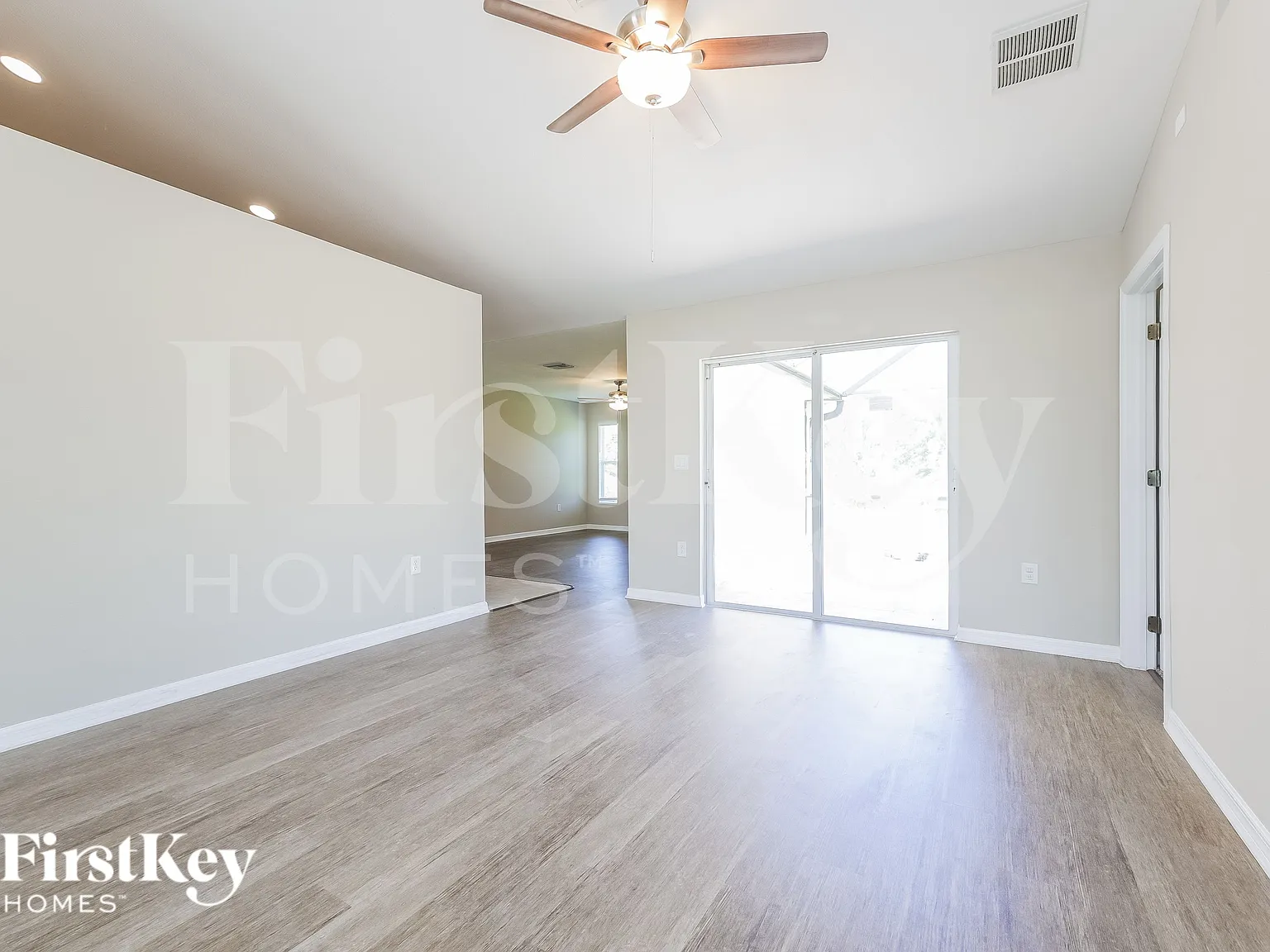 3 bed, 2.0 bath, 1561 sqft, $2,040 — Photo 2