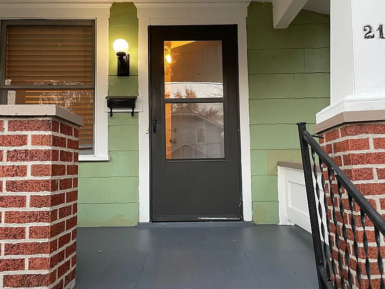 219 E Jenkins Ave — Photo 2