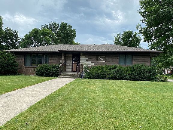 Front look - wide stairs. 