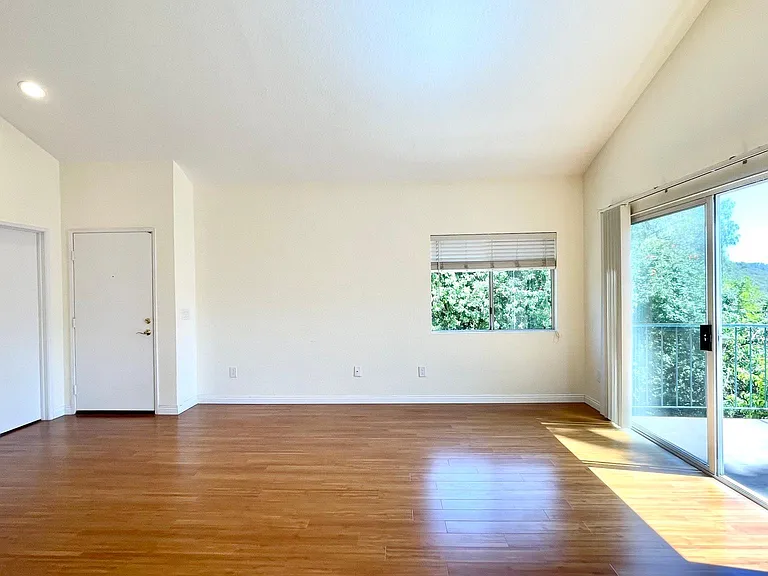 11321 Avenida De Los Lobos #D — Photo 20