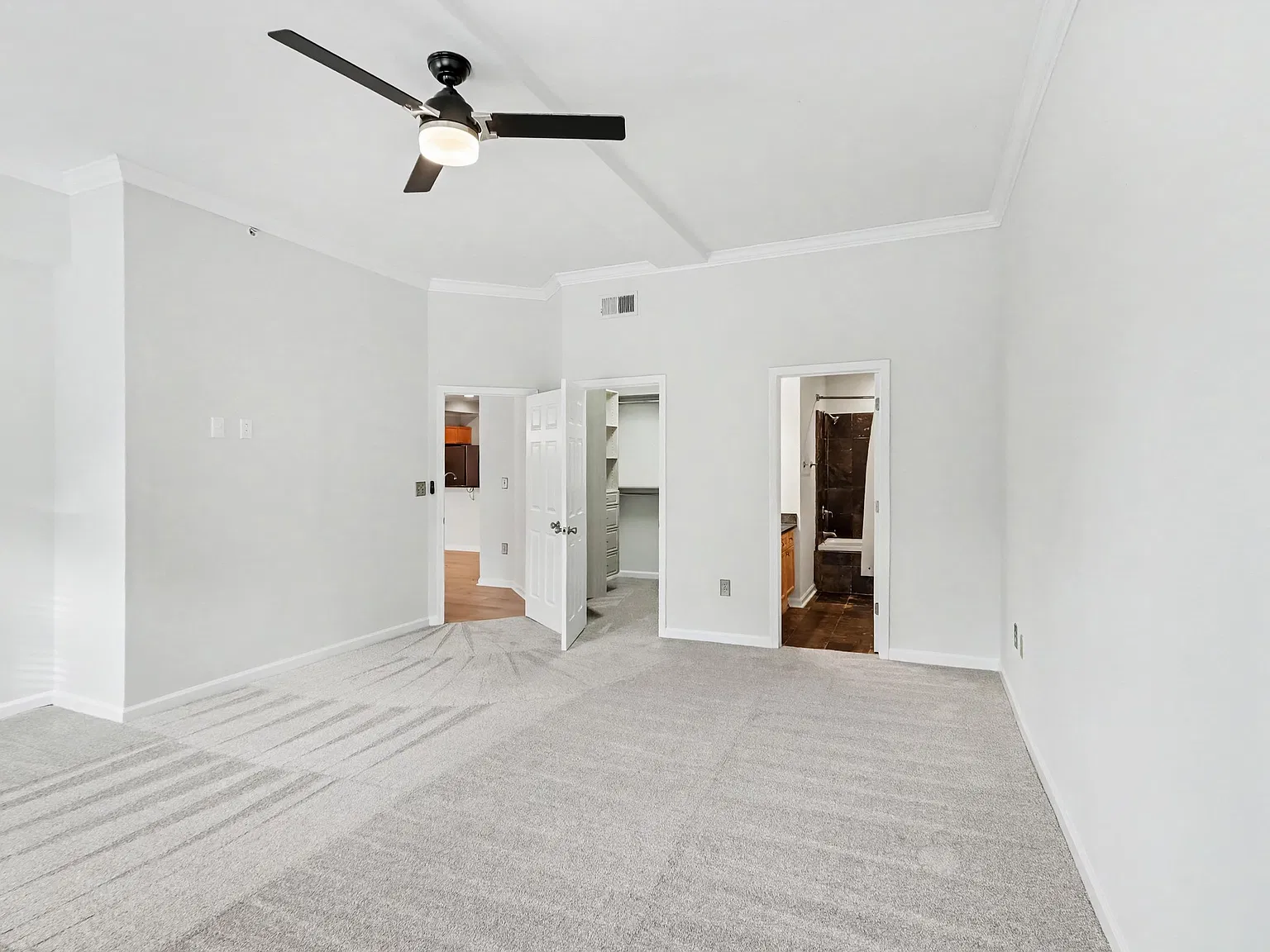 2 bed, 1419 sqft, $1,975 — Photo 3