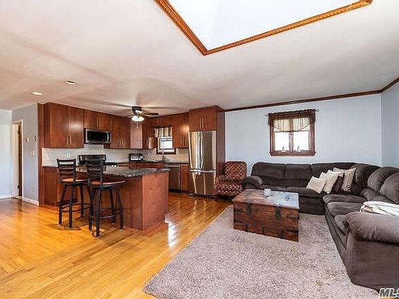 3rd image of 233 Caryl Ct