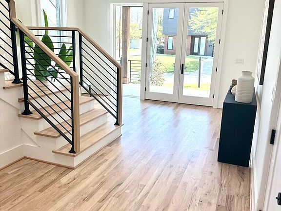 3rd image of 1009 Parker St