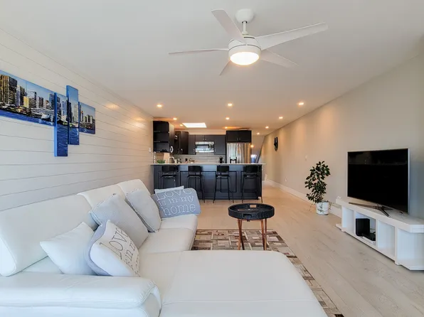 14899 Marine Dr, White Rock, BC V4B 1C2