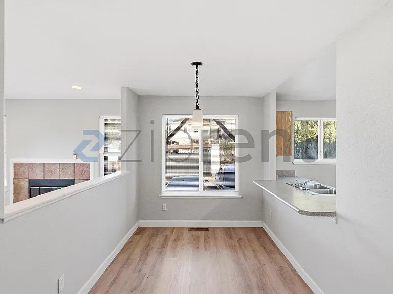 2124 E 20th St — Photo 7