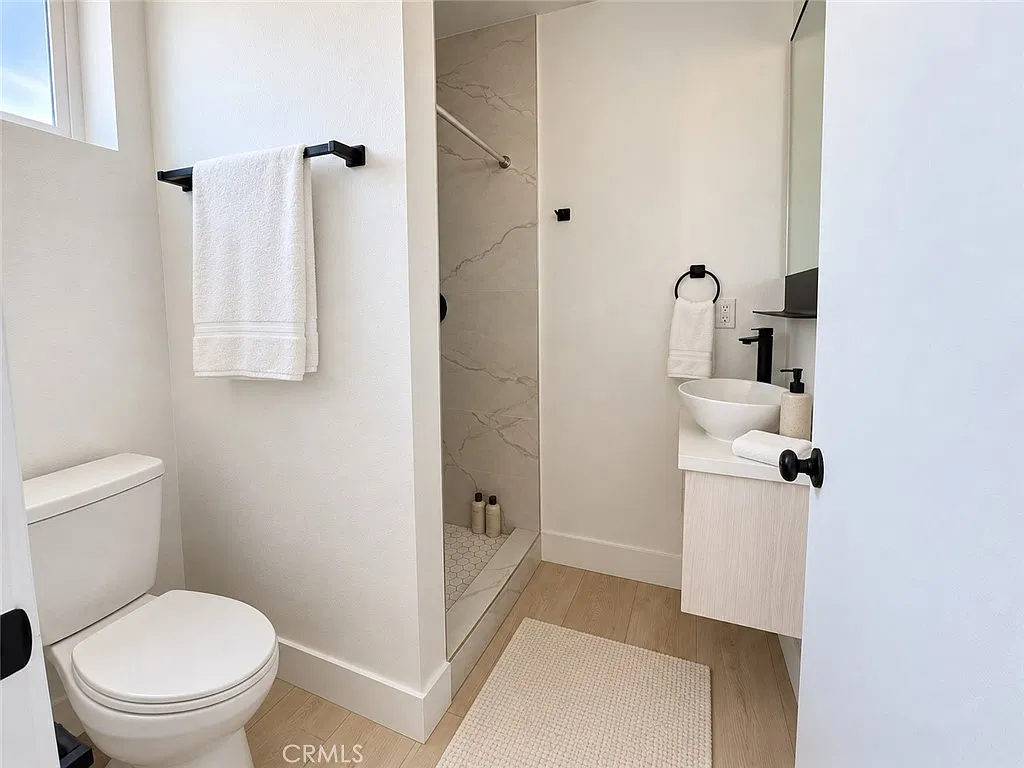 3 bed, 3.0 bath, 1685 sqft, $3,300 — Photo 2