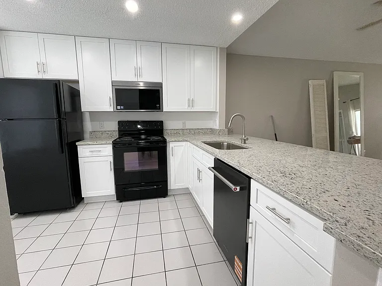 601 Ascot Cir — Photo 11