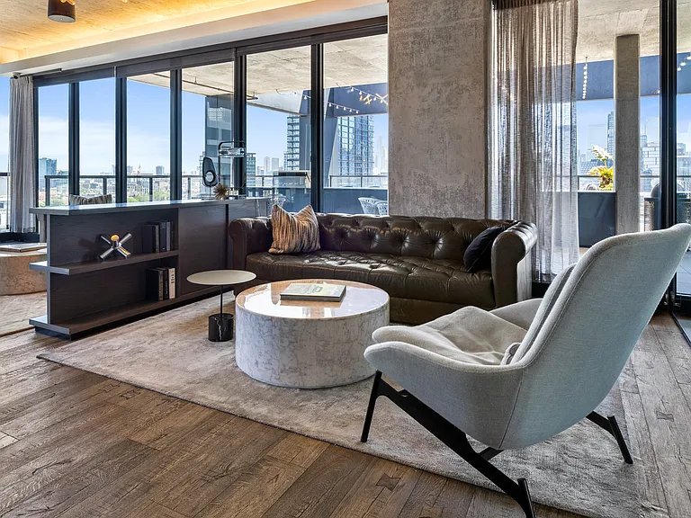 Community Lounge at The Mason Apartments in Chicago, IL 60607
