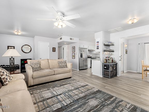 5th image of 10637 W AUGUSTA Drive