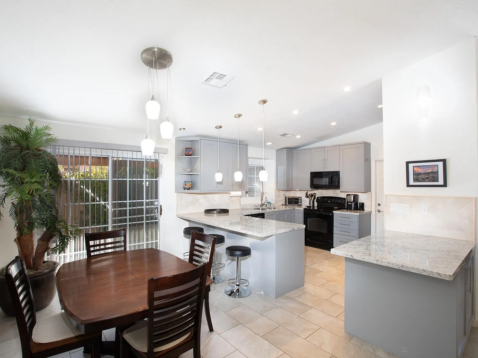 3 bed, 1661 sqft, $3,300 — Photo 3