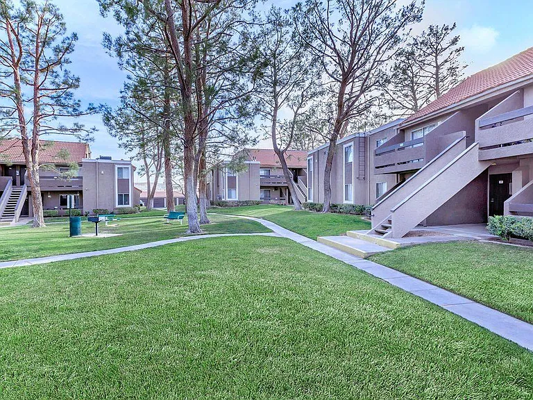 Barstonian Apartments — Photo 5