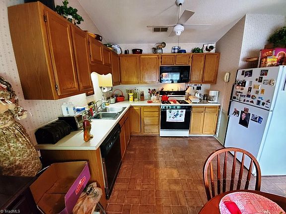4th image of 17 Collwood Ct