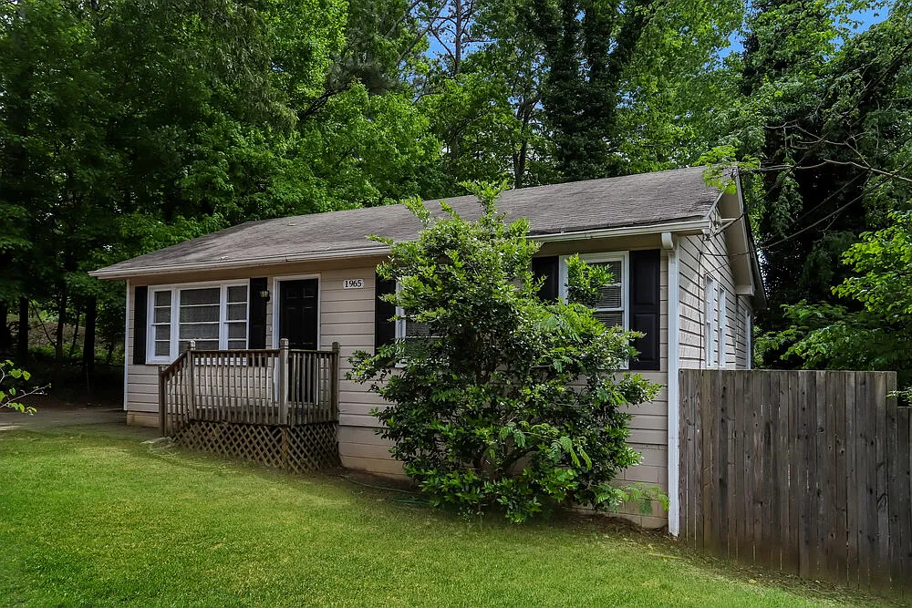 3 bed, 1.0 bath, 1220 sqft, $1,745 — Photo 2