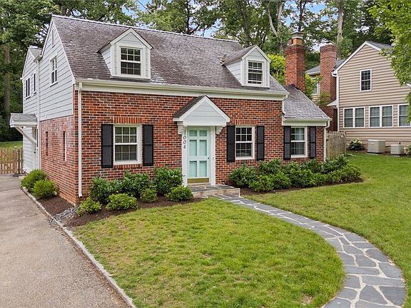 3rd image of 1004 Dinwiddie Ave