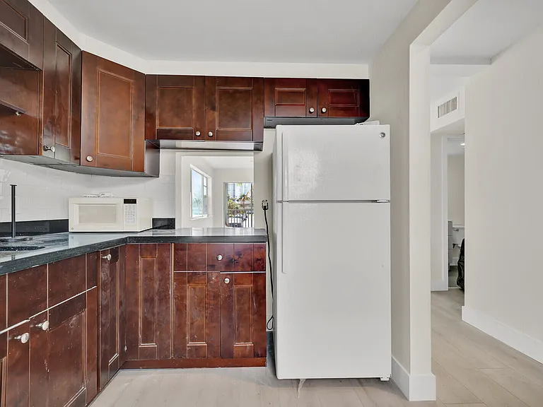 3201 NE 8th St #206 — Photo 11