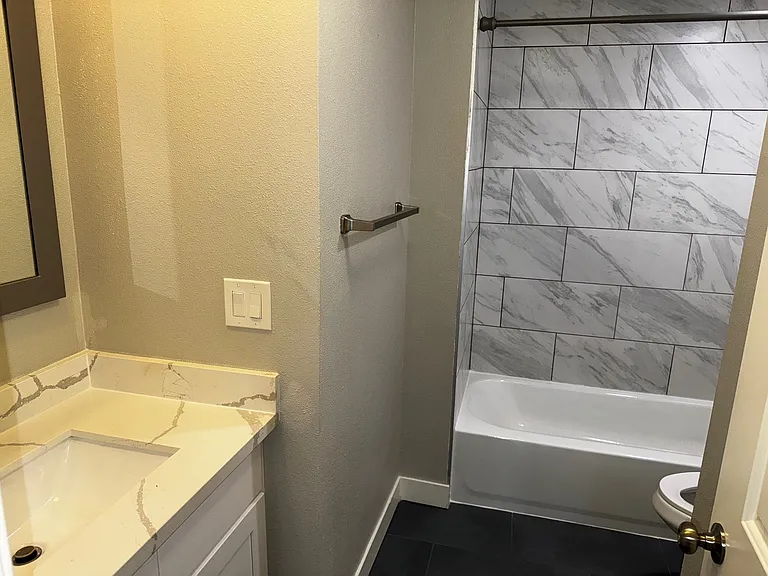 923-923 SW Holden St #6 — Photo 9