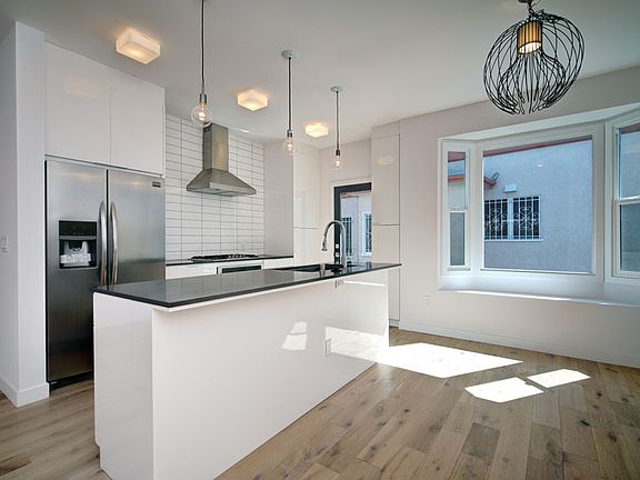 Chef's kitchen, huge prep space, wonderful for weekend dinner parties and casual weeknight cooking!