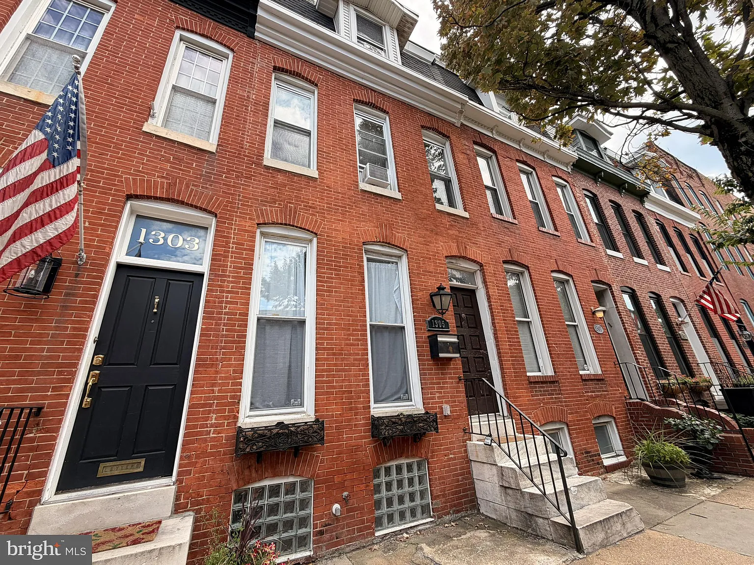 3 bed, 2.5 bath, 2400 sqft, $3,000 — Photo 1