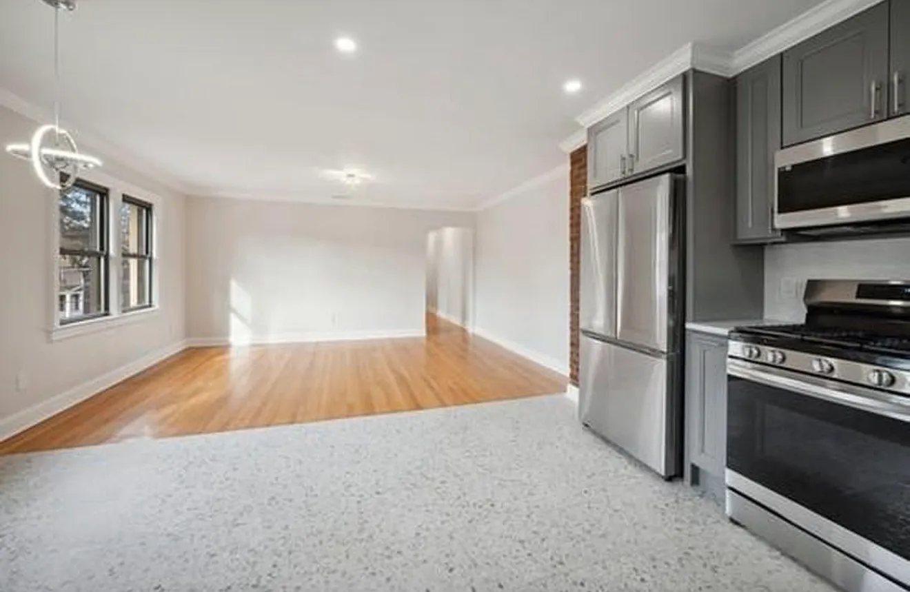 504 Ashford Ave — Photo 4
