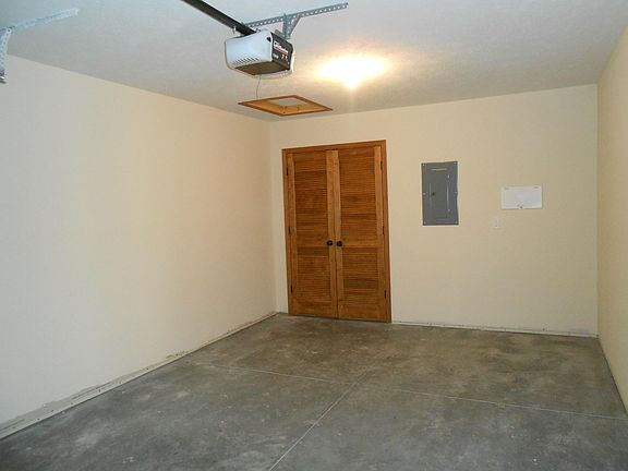 Garage-Utility room