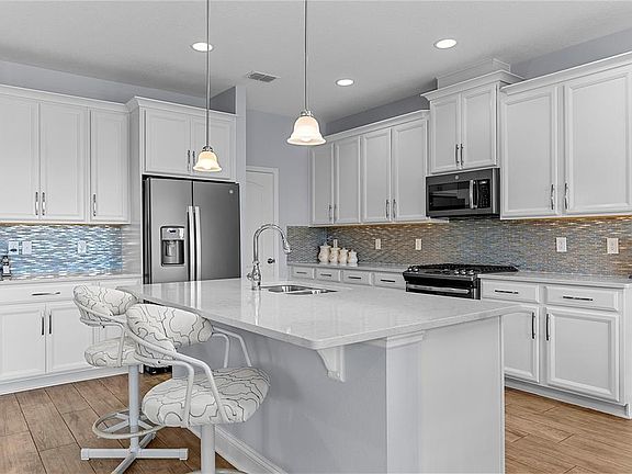 5th image of 2445 Verde View Dr