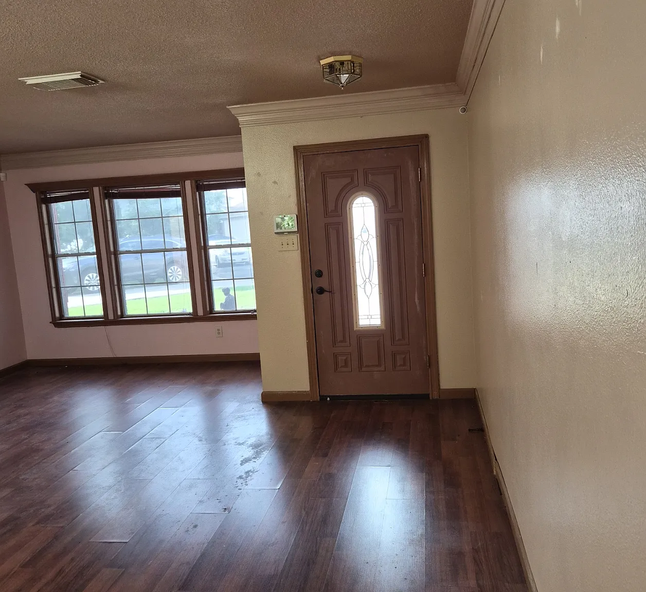 3 bed, 2.5 bath, 2450 sqft, $2,500 — Photo 3