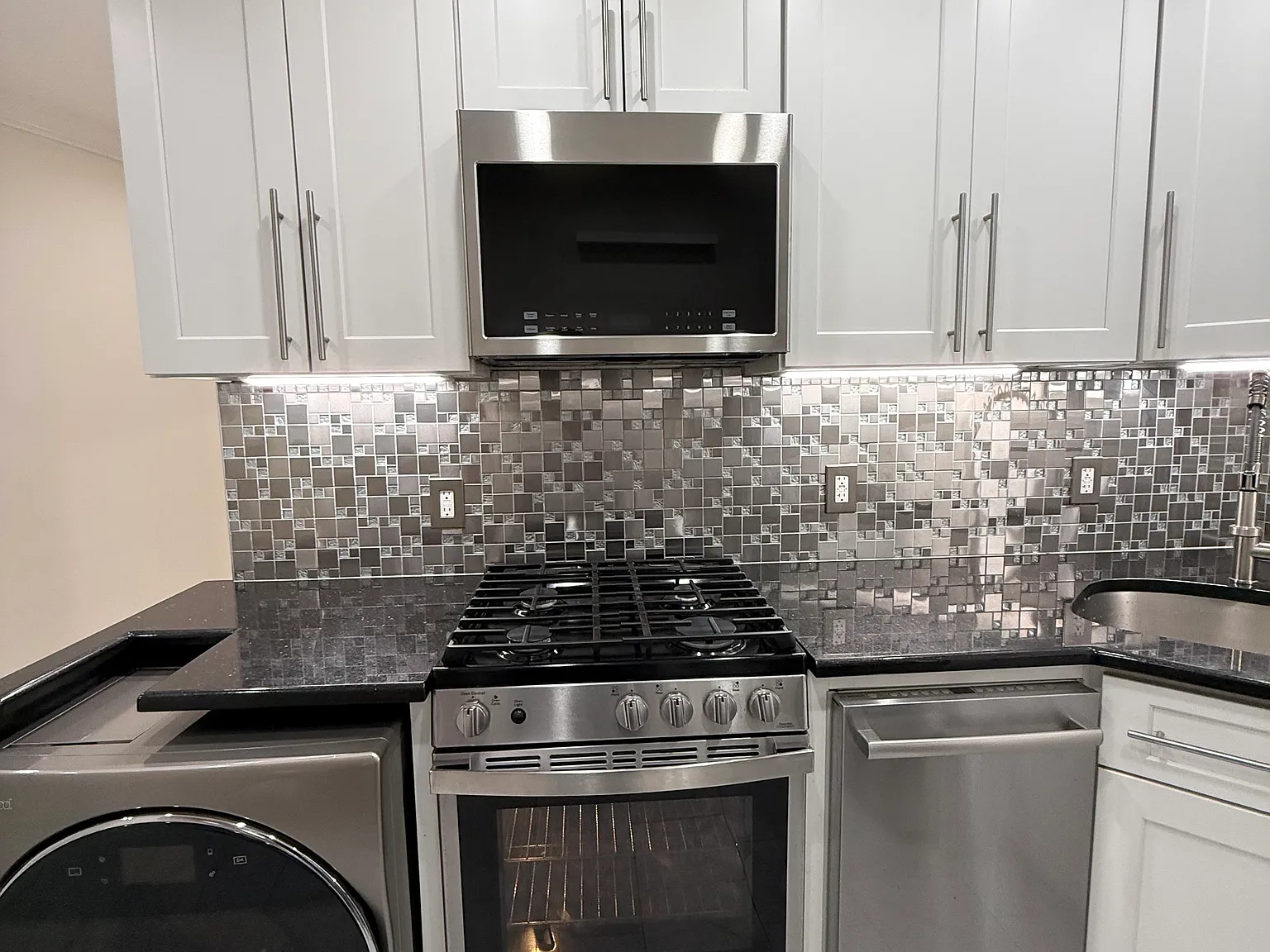 2 bed, 900 sqft, $2,975 — Photo 2