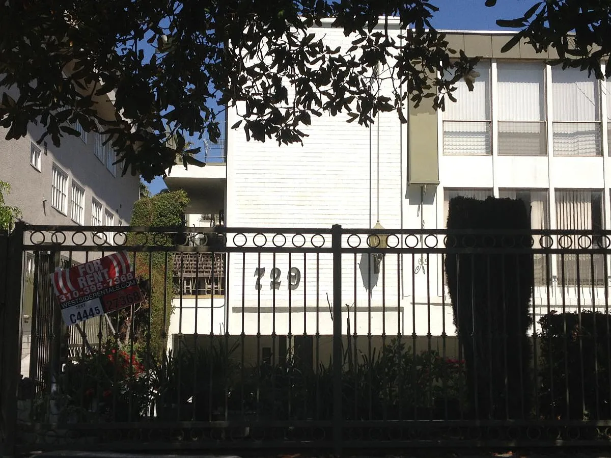 729 S Windsor Boulevard — Photo 2