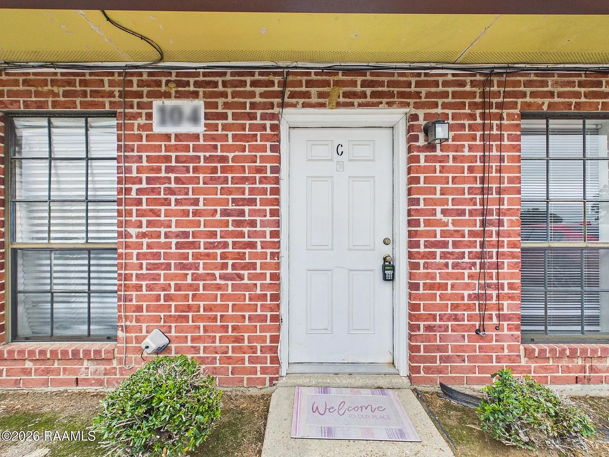 Building Photo - 104 Country Ln #C