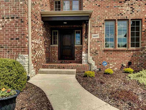 3rd image of 1407 Castlehill Dr
