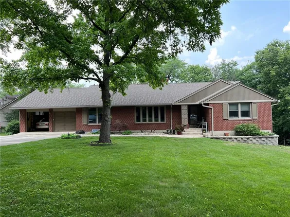 8407 Cherokee Ln, Leawood, KS 66206