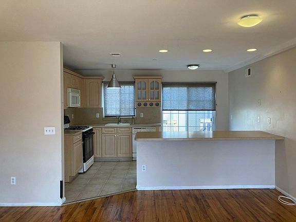 3rd image of 139A Main St #A