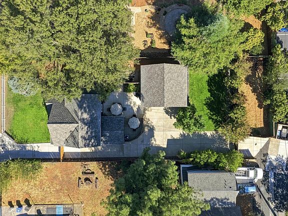 5th image of 307 Mormon St