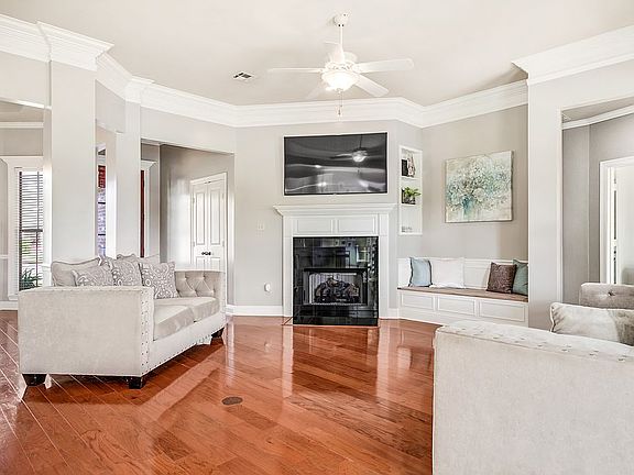 3rd image of 207 Lakeshore Dr