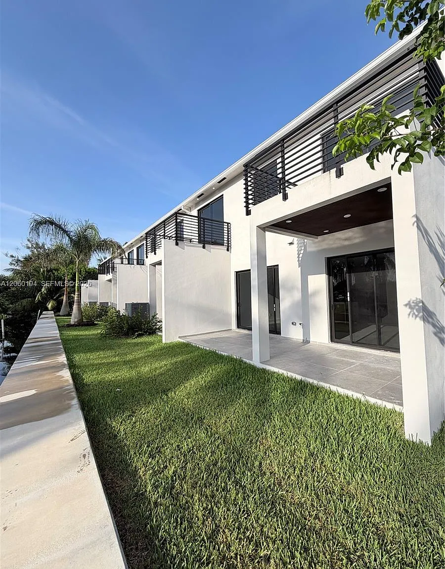 SW 32nd Ave, Fort Lauderdale — Photo 1