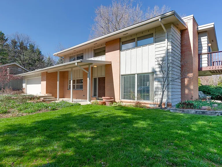 565 Jack Pine Ct — Photo 2